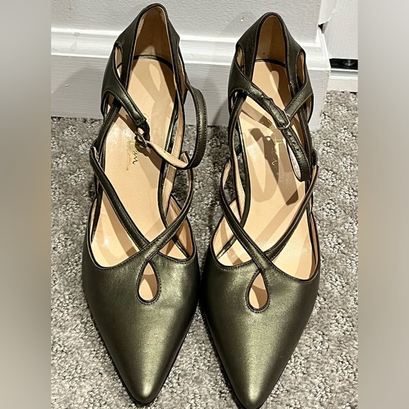 COLE HAAN Women's Patrice Cross Pump Moss Metallic Size 8 B EUC - Picture 2 of 10